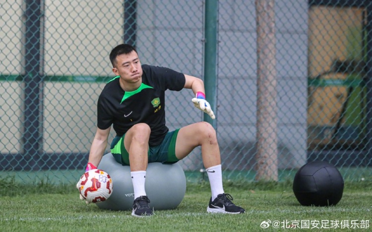 1号韩佳奇重返训练场