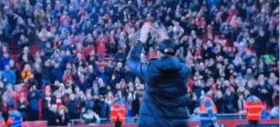 开云体育-克洛普急死了！鼓掌太用力，婚戒掉草皮里找不到了！