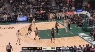 开云网页版-根本拦不住！字母哥突破举火烧天单臂劈扣继续得分