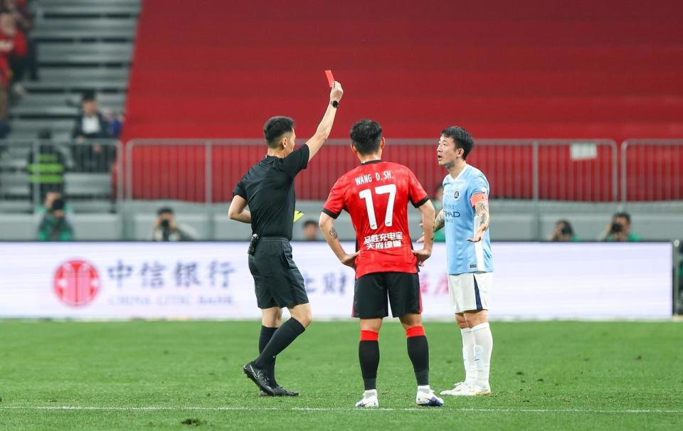 开云官网-肘击致蓉城外援缝15针！37岁前国脚因严重犯规遭追罚 禁2场+罚1万