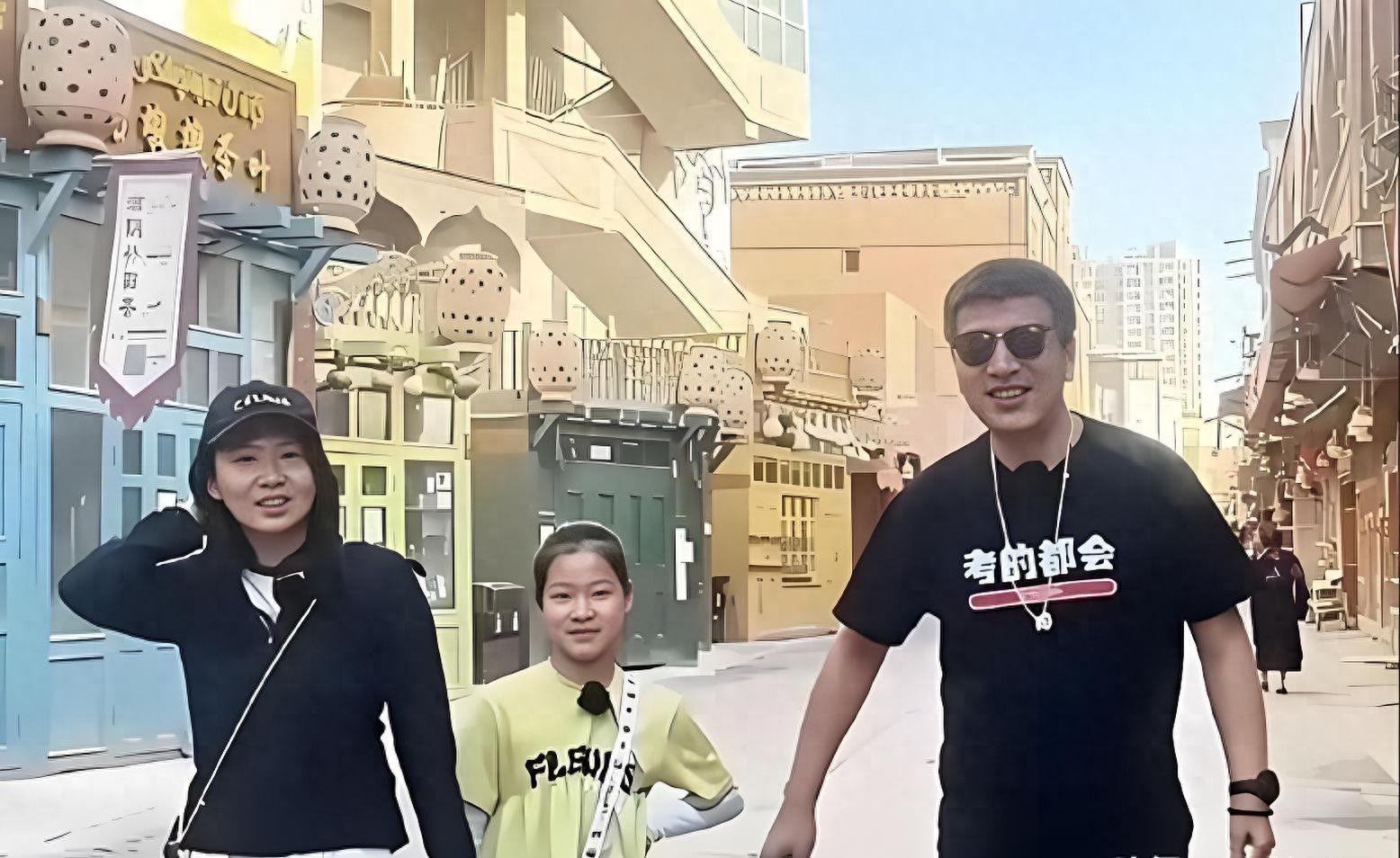 开云下载-张雪峰去世15天，原配李丽婧罕见发声，透露张姩菡近况，令人担忧